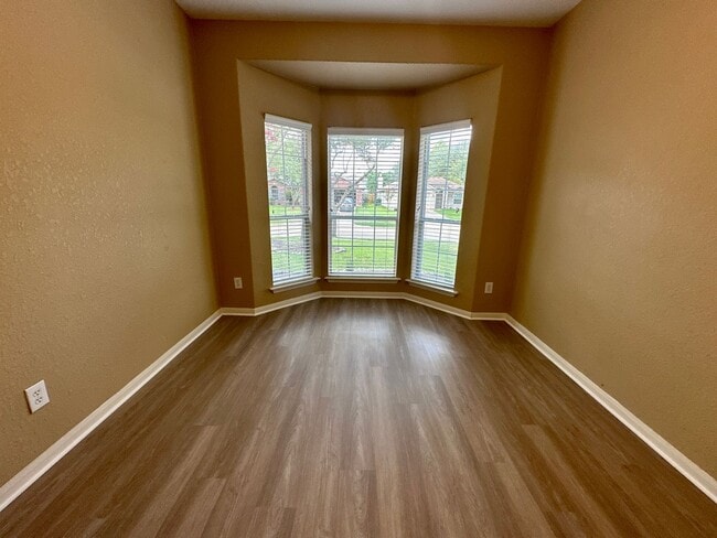 Building Photo - For Lease | 4 Bed, 2 Bath |2,280 Sq Ft | C...
