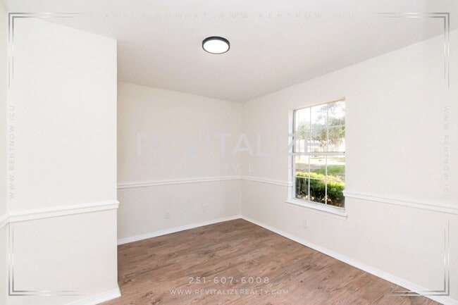 Building Photo - 6513 Victoria Pl S