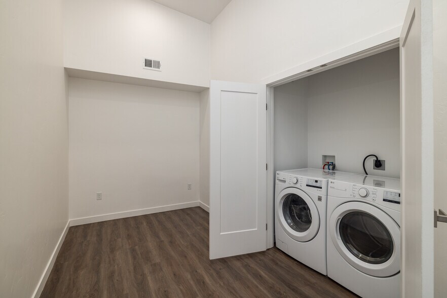 Building Photo - 443 Kane Creek Blvd