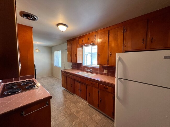 Building Photo - Single story one bedroom unit with covered carport!