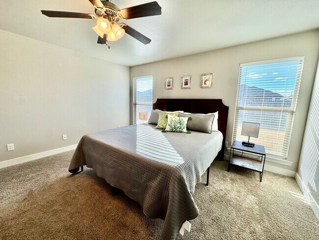 Building Photo - Furnished Rental 3 bed 2 bath Minimum of 30-day stay