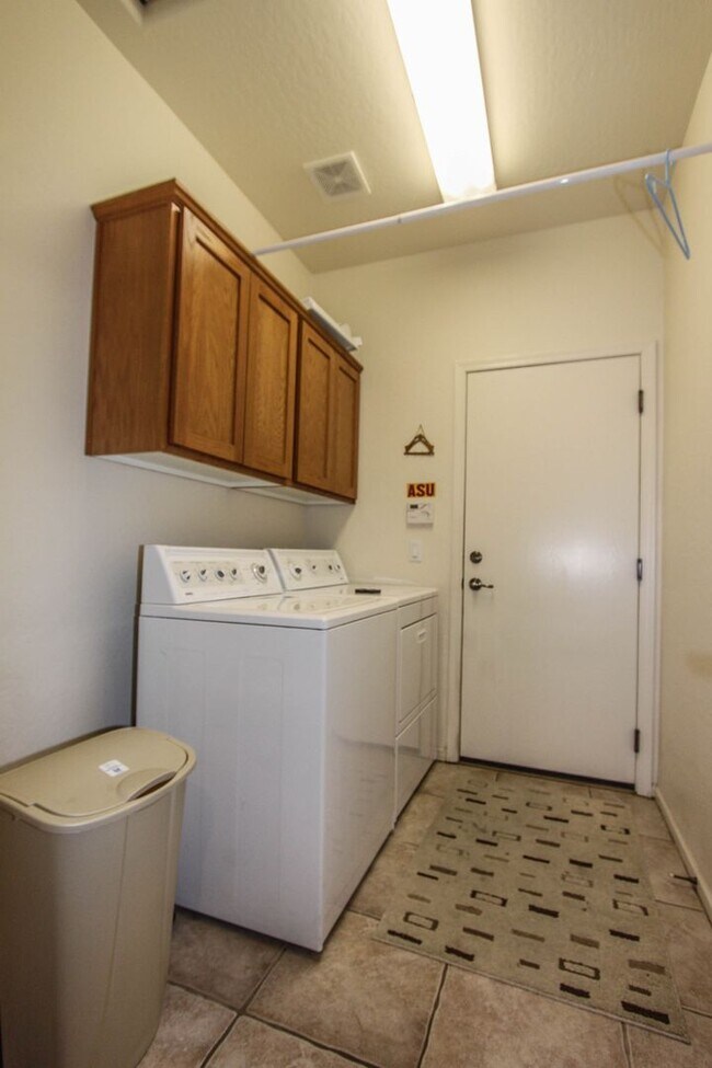 Building Photo - Furnished in Willow Hills