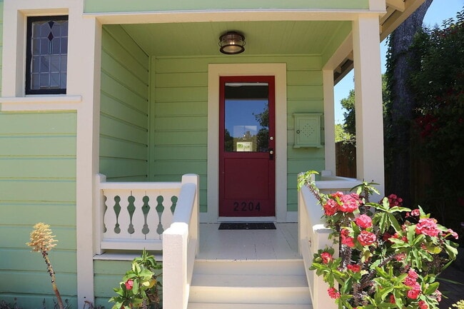 Building Photo - Charming 3-Bedroom Haven in Santa Barbara's Heart with Spacious Living!