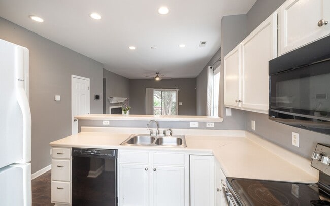 Building Photo - Fantastic 2 Bedroom, 1.5 Bath Townhome in ...