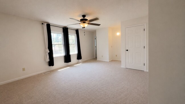 Building Photo - Spacious 4-Bedroom Cul-de-Sac Home with Fenced Yard!