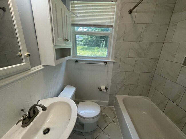Building Photo - 2 Bedroom 1 Bath Bungalow in Rosewood