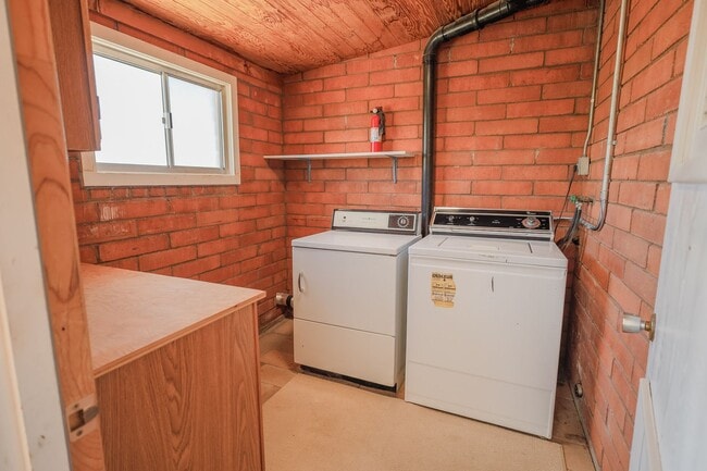 Building Photo - BARN STYLE HOME ON HUGE LOT!!!!1 Bedroom LOFT 1.5 Bathroom