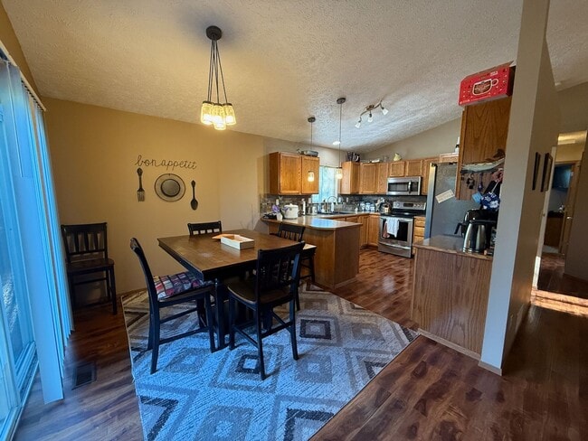 Building Photo - Beautiful 4 Bed 2 Bath Colbert Home in Mea...