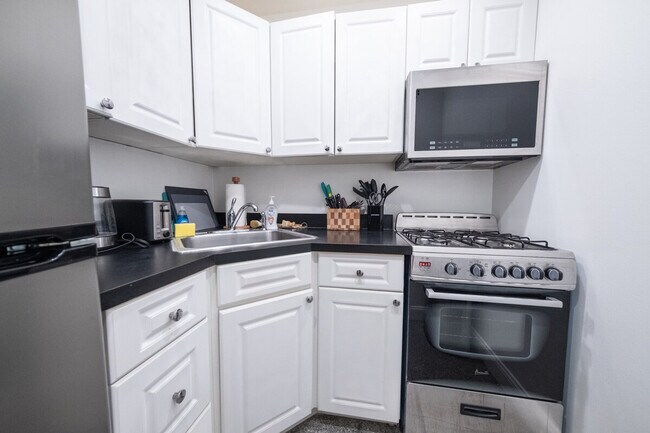 Building Photo - 305 E 95th St