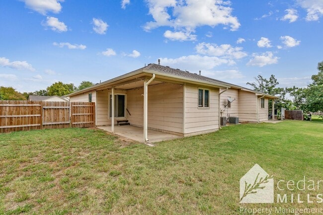 Building Photo - 3 Bed 3 Bath at Douglas and Maize!
