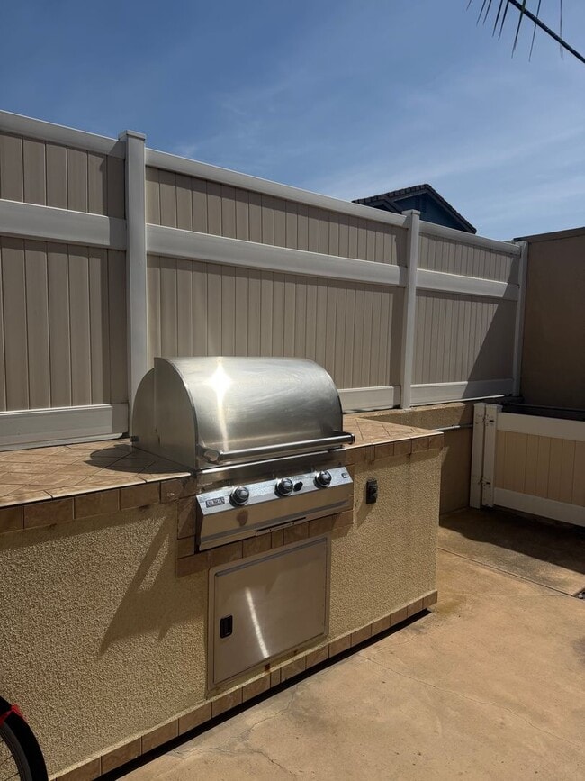 Building Photo - Beautiful 1BD w/ Reserved Parking and Laundry On-Site in Pacific Beach!