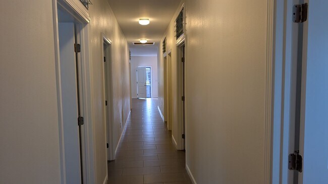 Building Photo - Spacious 4 bed 3 bath home near Diamond Head