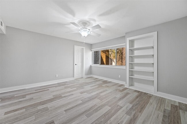 Building Photo - 2113 Lake Village Dr