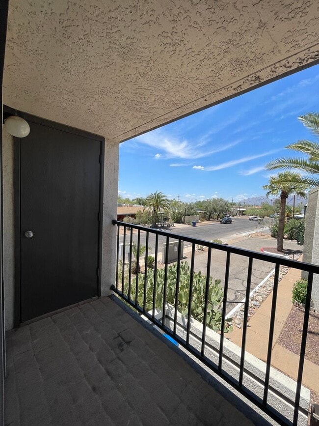 Building Photo - Lovely 2 Bedroom 2 Bath with Fireplace!