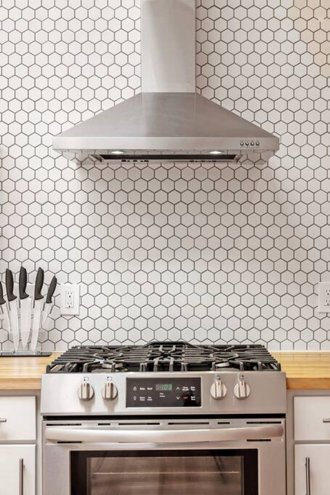 Building Photo - 120 E 13th St