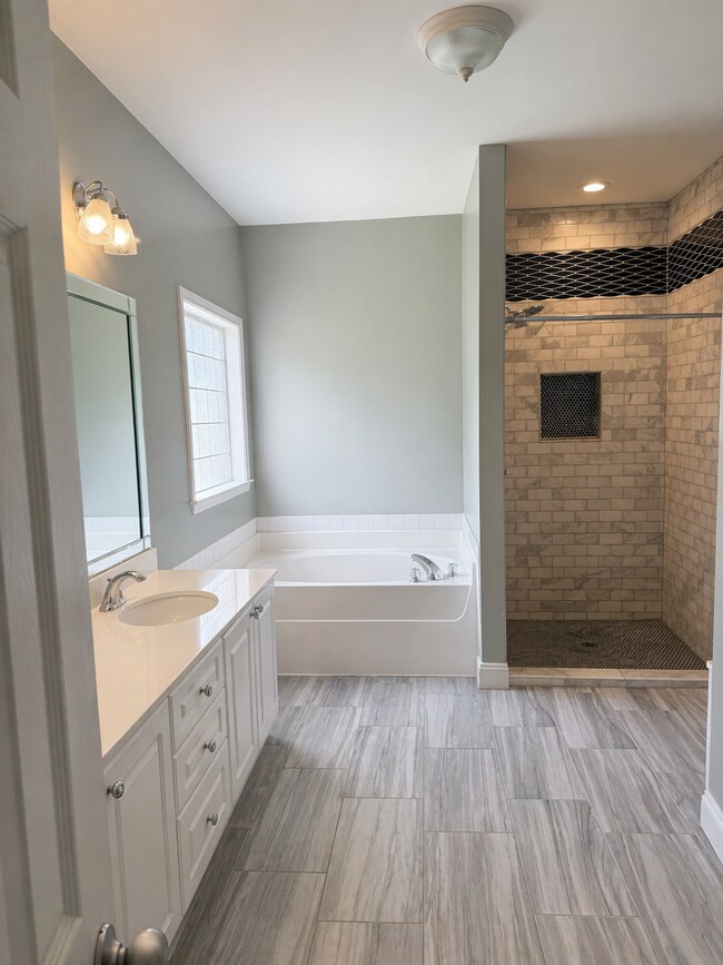 Building Photo - 442 Forest Lakes Dr