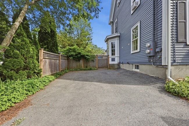 Building Photo - 37 Marlboro St