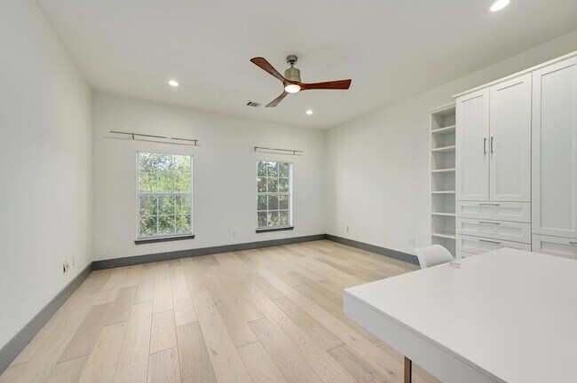 Building Photo - 10011 Brightling Ln