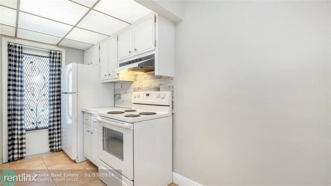 Building Photo - 1 br, 1 bath House - 1855 Plunkett St Apt 403