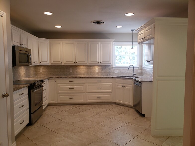 Building Photo - 2410 Clarinda Ave