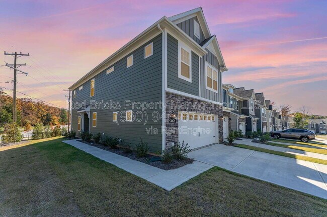 Building Photo - 2034 Highland Park Dr