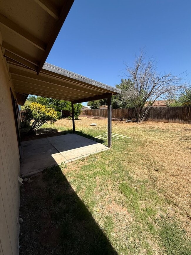 Building Photo - 4 bedroom 2 bath-contact Property Pros for more information