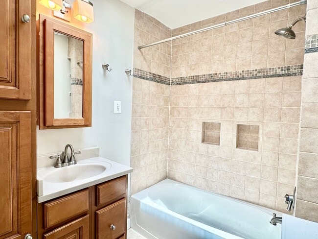 Building Photo - 3 bed 2 bath - Parking!!!  Pets Welcome!!!