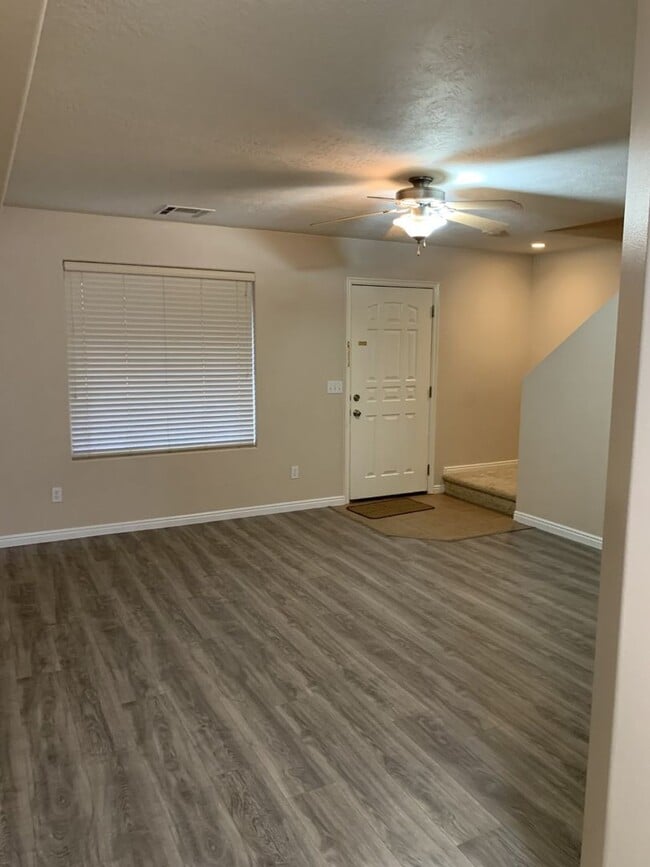 Building Photo - Skyhawk 3 bedroom 2.5 bath with a single car garage