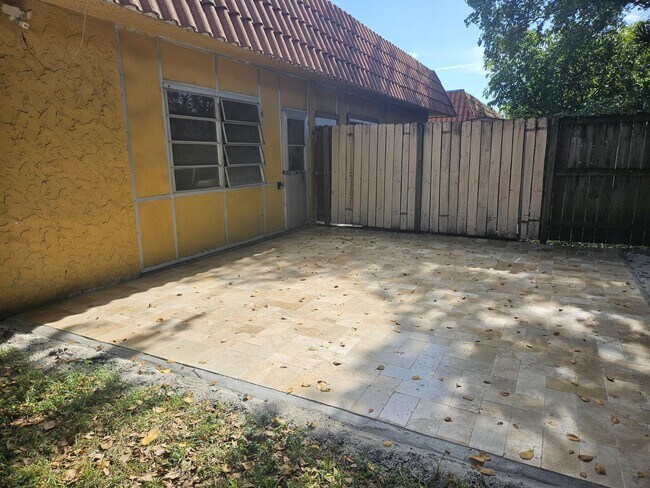 Building Photo - 7910 NW 70th Ct