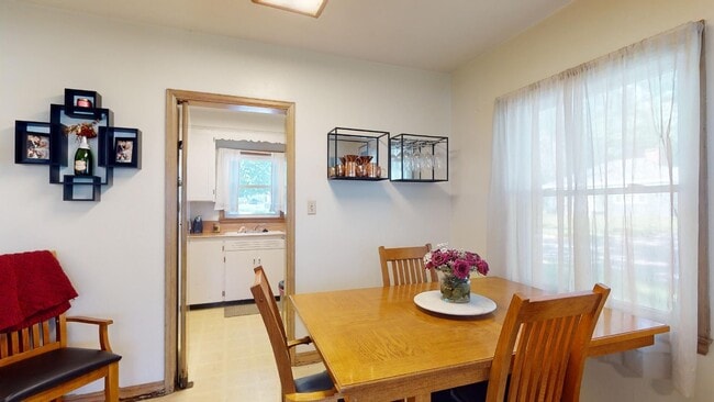 Building Photo - Home w/Yard & Garage