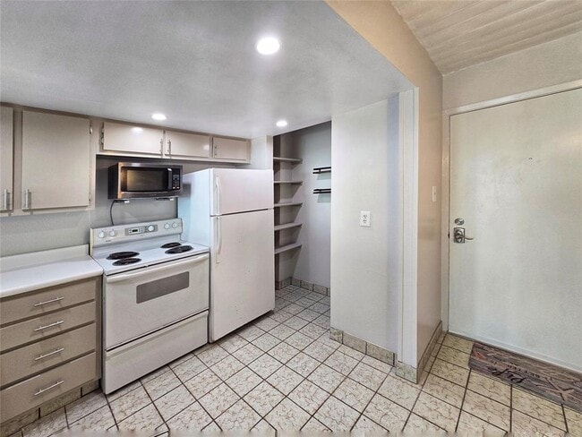 Building Photo - 7310 Seawall Blvd