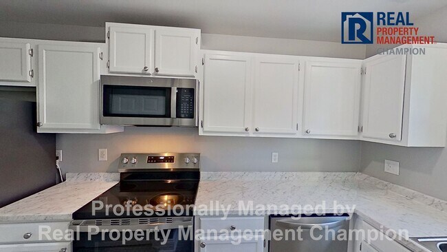 Building Photo - Beautifully 2 BD/1.5 BA End Unit Townhouse w/Garage