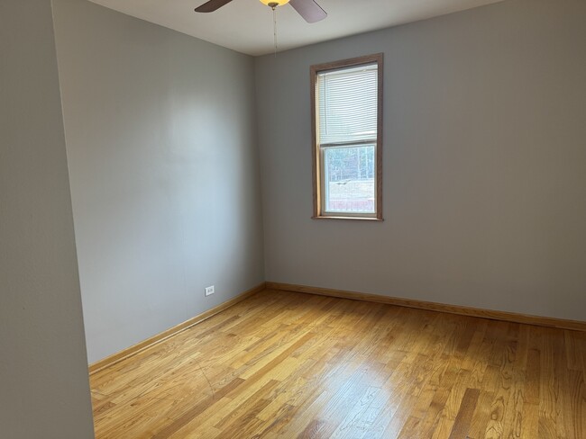 Building Photo - 1419 W Sunnyside Ave