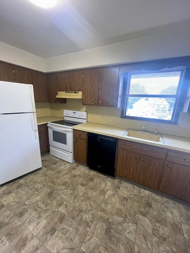 Kitchen - 411 Davis St