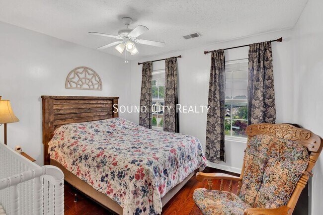 Building Photo - 1233 Twin Cir Dr