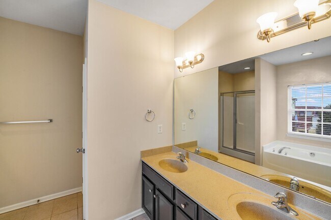 Building Photo - Townhomes at Ayrsley: Stunning 3-Bedroom Home with Modern Flair!