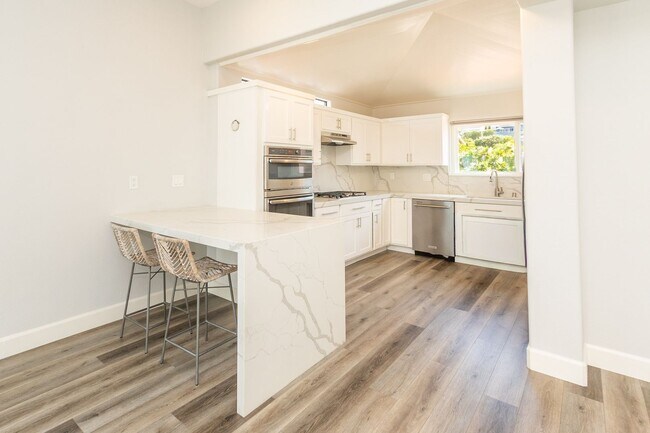Building Photo - Beautiful 3Bed/2.5Bath Oceanview Home in C...