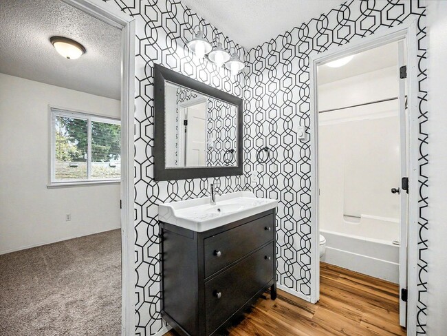 Building Photo - Spacious 2-Story Condo in a Quiet, Well-Located Community!