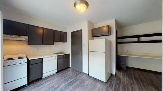 Building Photo - 725 Peppertree Dr