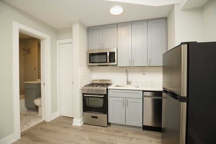 Building Photo - 545 W Belmont Ave