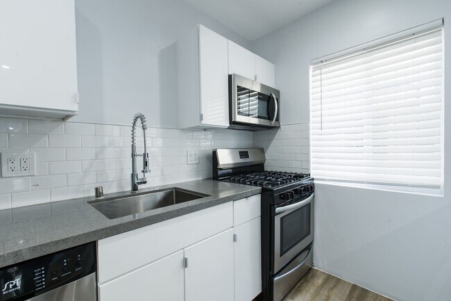 Interior Photo - 1630 - 1636 N Fuller Ave