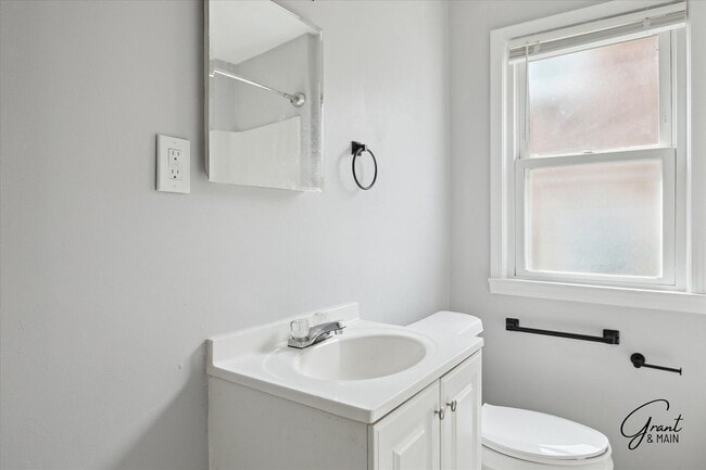 Building Photo - $1250 3 bedroom bungalow
