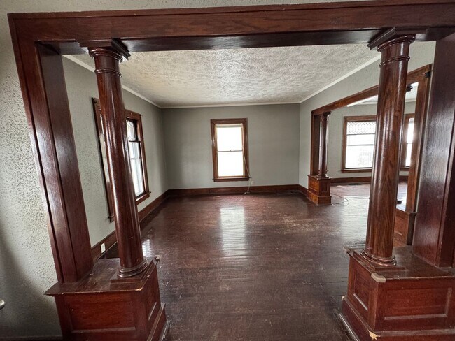 Building Photo - 4 bedroom 1 bath house in Rock Island