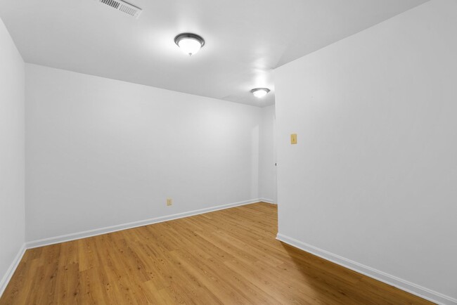 Building Photo - Spacious Townhome