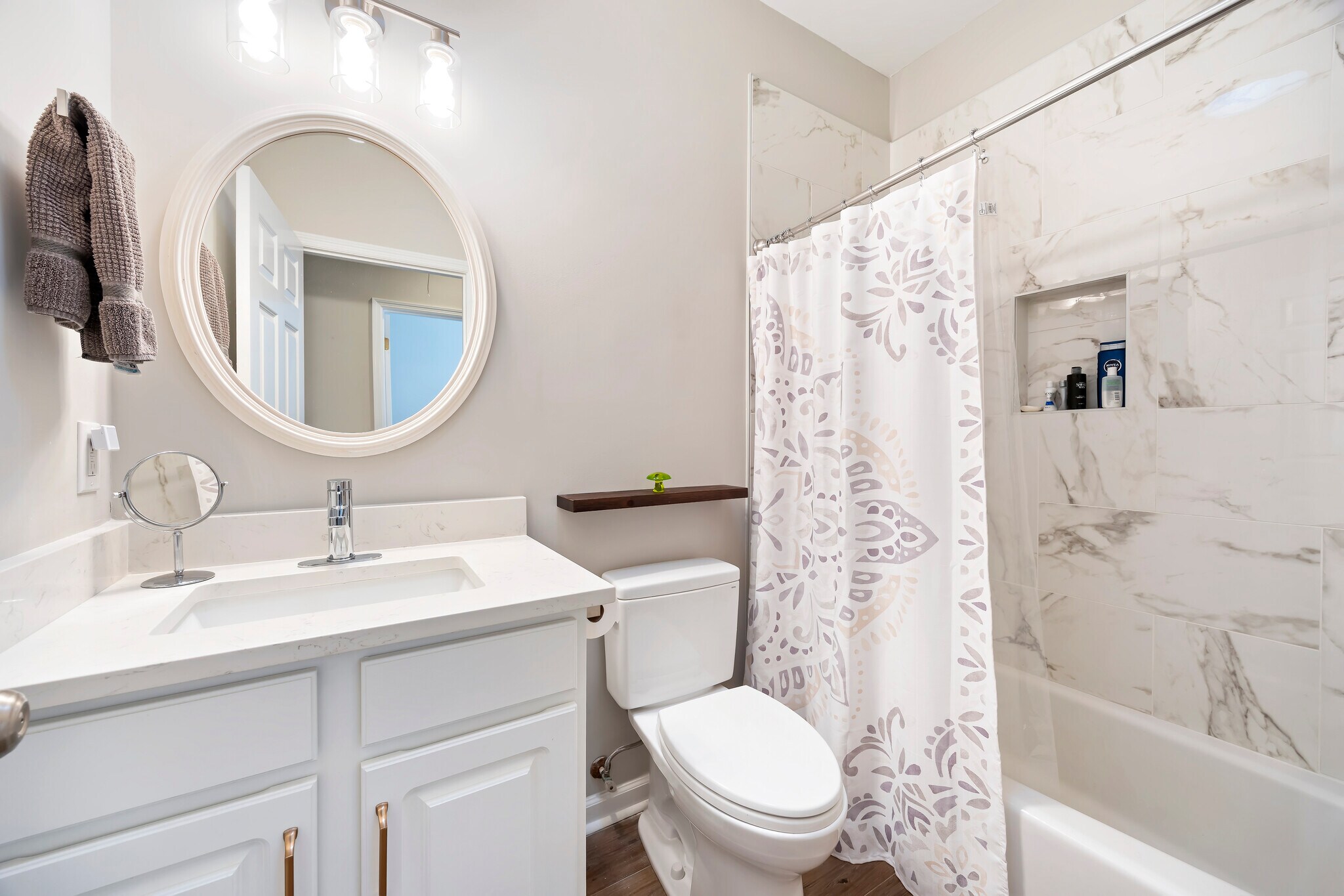 Guest bathroom - 4 Jib Sail Ct