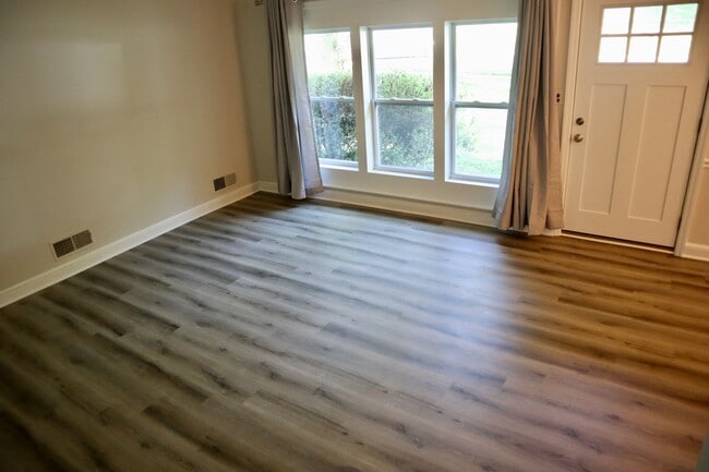 Building Photo - Charming 3-Bedroom, 2-Bath Split-Level Sin...