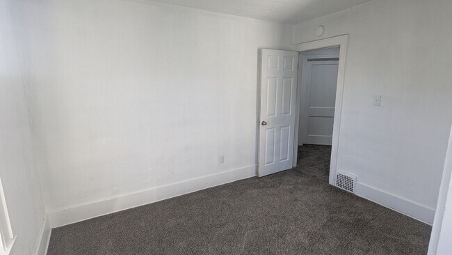 Building Photo - 711 Roselawn Ave