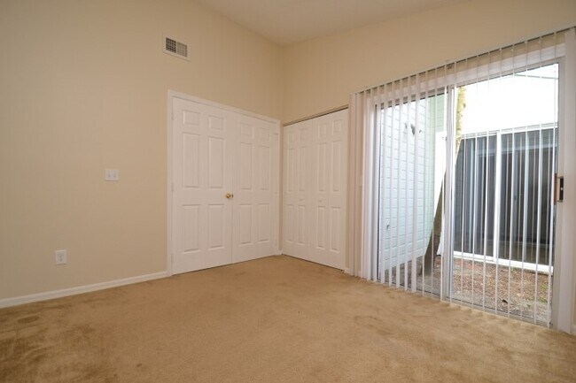 Building Photo - Cute 3 BR/2 BR Home  ~ Community Pool ~ Fe...