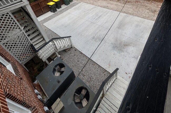 Building Photo - Quiet, Spacious 2BR/1BA