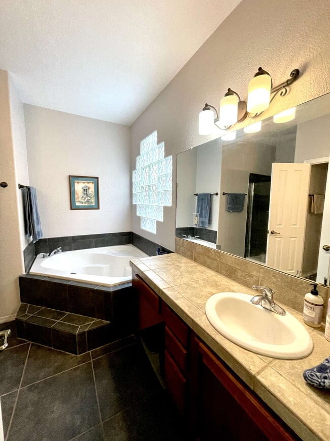 Building Photo - High Desert Beauty! Community Pool!